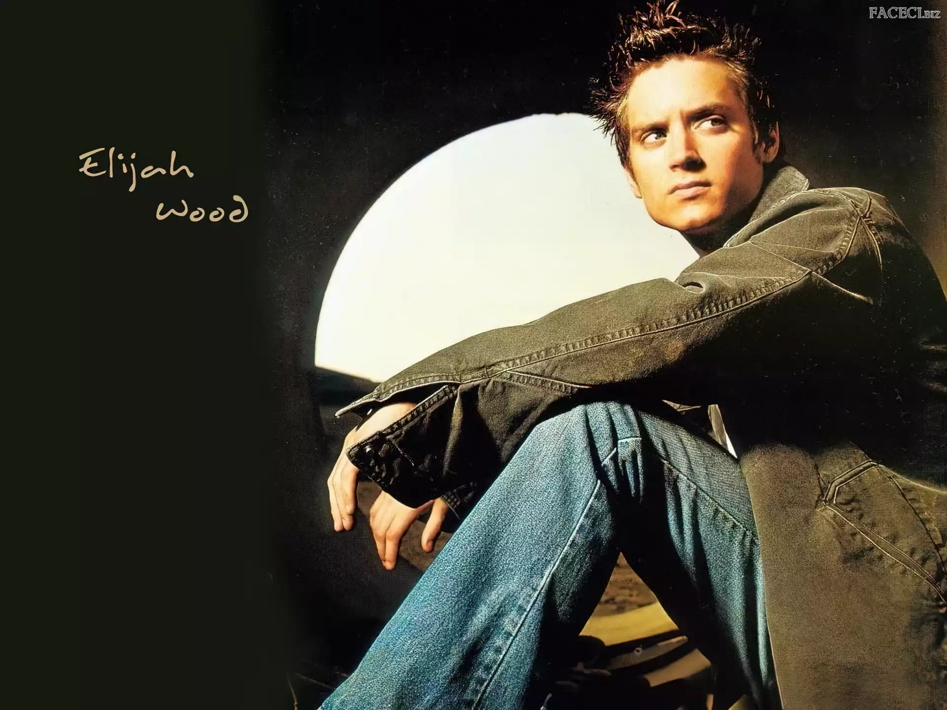 Elijah Wood, brÄ…zowa kurtka